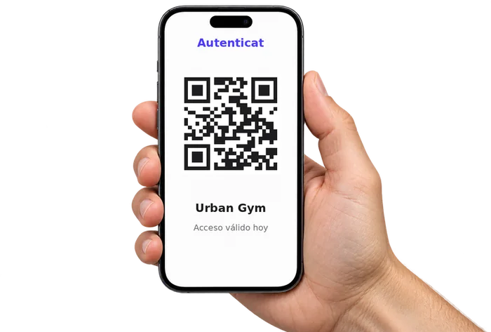 Mano sujetando un móvil con el QR de acceso de la app AutentiCat
